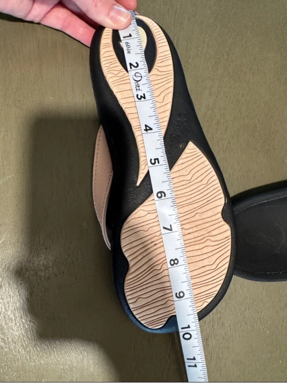 OluKai Women's Pink and Black Leather Thong Sandals 9 - Picture 5 of 9